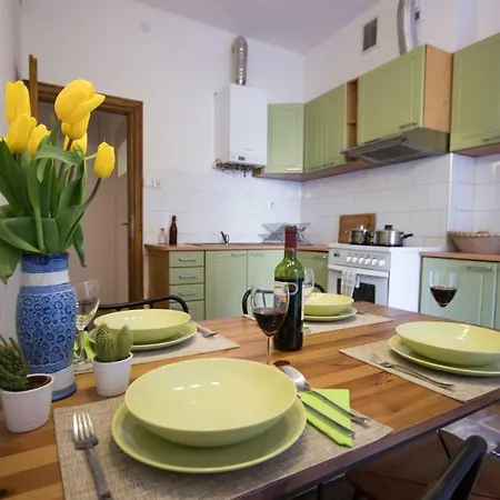 Spacious And Modern Place Apartment *